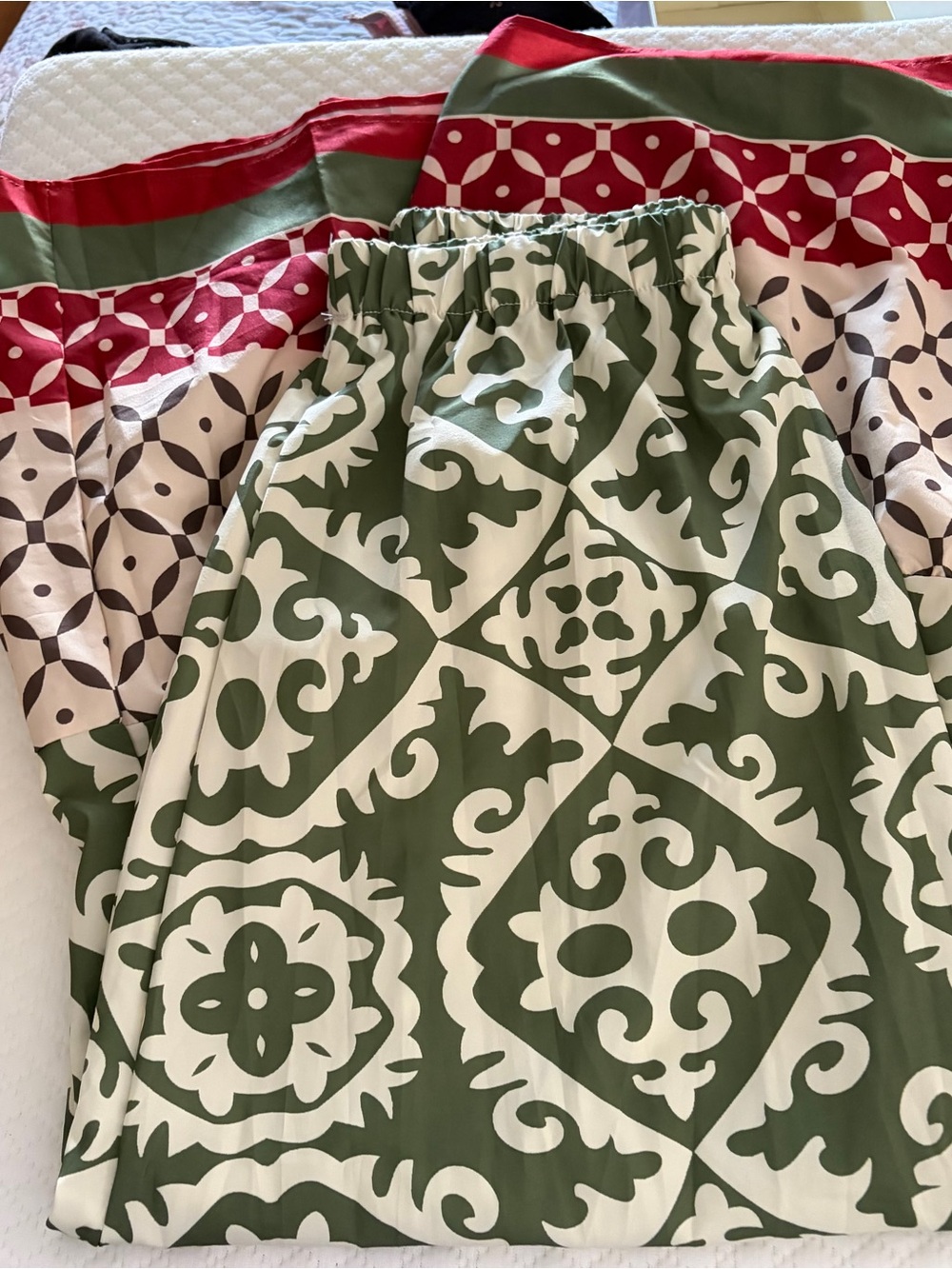 Green and White Patterned Women's Skirt - Elastic Waist